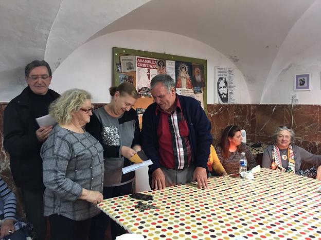 Momento de la entrega del cheque al padre Serafín Suárez. :: g. c.