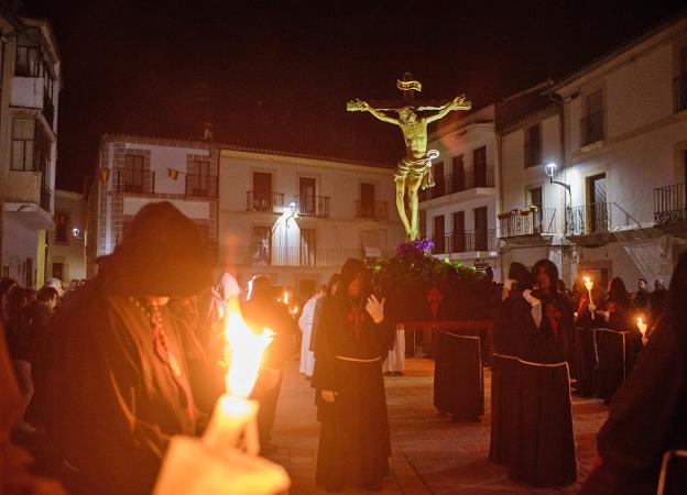 La procesión recorre en silencio la parte antigua de la ciudad. 