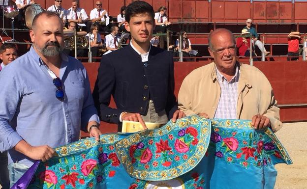 Alejandro Rivero con el capote de paseo que le acredita como ganador del certamen de Candeleda 