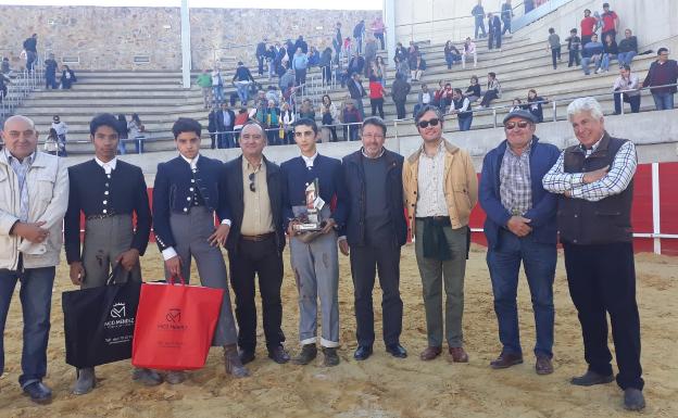 Manuel Perera, en el centro, con el trofeo que le acredita como ganador del bolsín de Llerena 