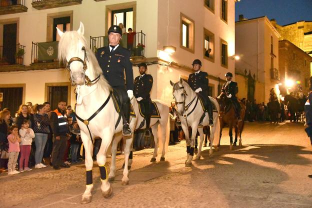 De nuevo agentes de la Policía Nacional, hermanos mayores de la cofradía, abrirán la procesión esta noche. :: david palma