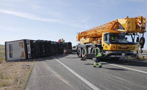 Más de 15 horas con el tráfico cortado en los dos carriles de la A-66 sentido Gijón tras el vuelco de un camión