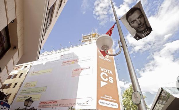 Pancarta desplegada por Cs en Madrid en la que recrea un diálogo ficticio por el móvil de Pedro Sánchez con Arnaldo Otegi o Carles Puigdemont.