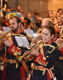 Imagen secundaria 2 - Arriba, Jesús de la Pasión lució majestuoso en solitario en su paso, sin figuras secundarias; abajo a la izquierda, algunos de los muchos cofrades que participaron ayer; a la derecha, una de las bandas de música. 