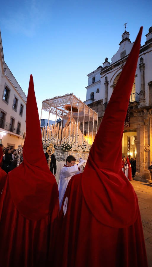 Fotos: Imágenes del Lunes Santo en Mérida: Jesús de Medinaceli, Santísimo Cristo de las Injurias y Nuestra Señora del Rosario