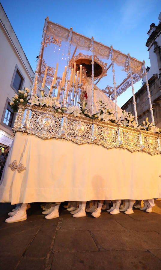 Fotos: Imágenes del Lunes Santo en Mérida: Jesús de Medinaceli, Santísimo Cristo de las Injurias y Nuestra Señora del Rosario