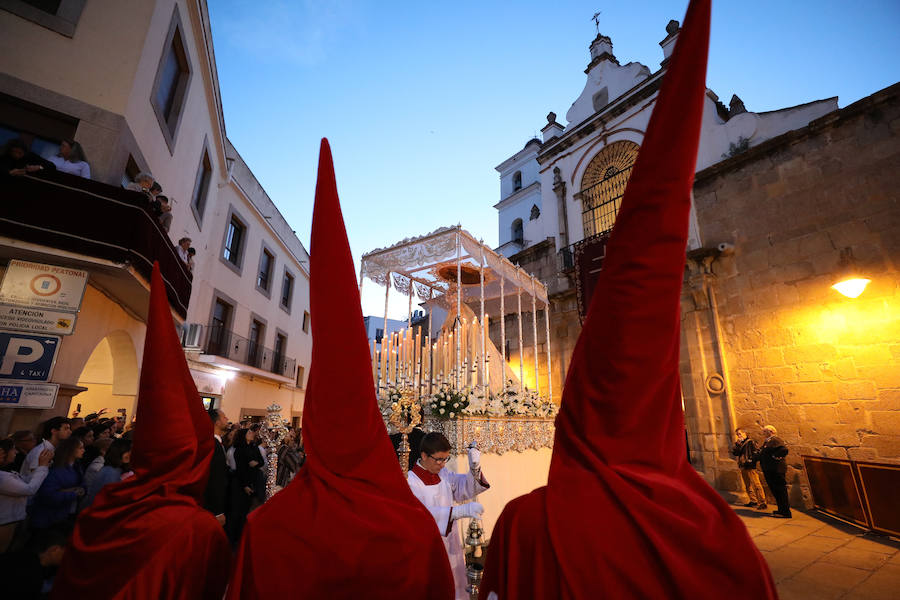 Fotos: Imágenes del Lunes Santo en Mérida: Jesús de Medinaceli, Santísimo Cristo de las Injurias y Nuestra Señora del Rosario