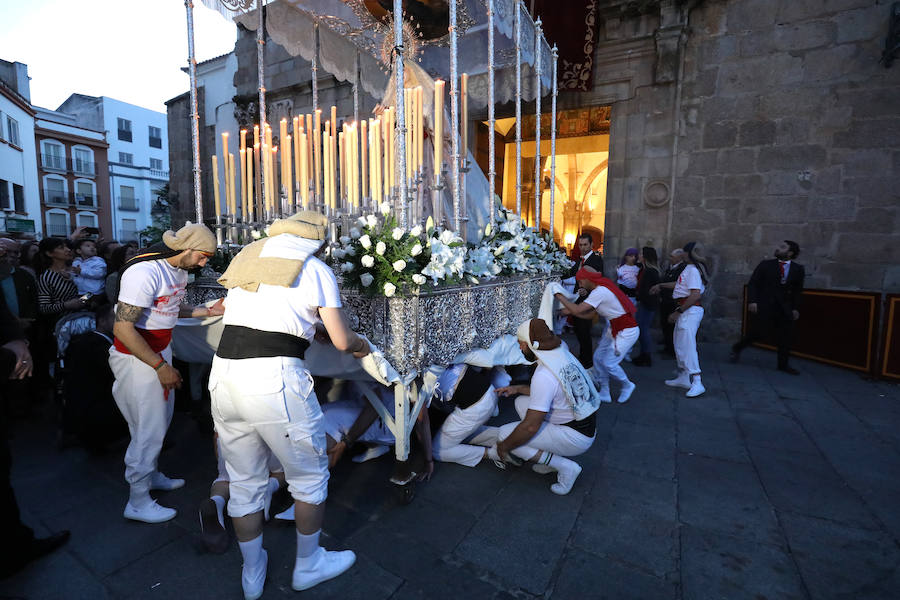 Fotos: Imágenes del Lunes Santo en Mérida: Jesús de Medinaceli, Santísimo Cristo de las Injurias y Nuestra Señora del Rosario