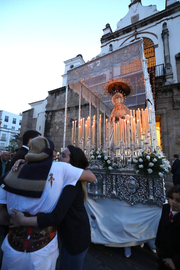 Fotos: Imágenes del Lunes Santo en Mérida: Jesús de Medinaceli, Santísimo Cristo de las Injurias y Nuestra Señora del Rosario