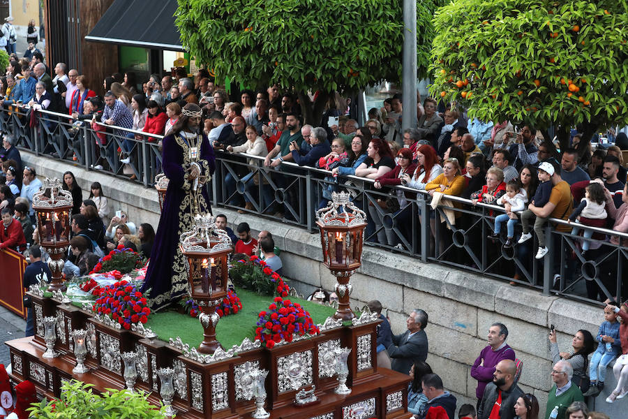 Fotos: Imágenes del Lunes Santo en Mérida: Jesús de Medinaceli, Santísimo Cristo de las Injurias y Nuestra Señora del Rosario