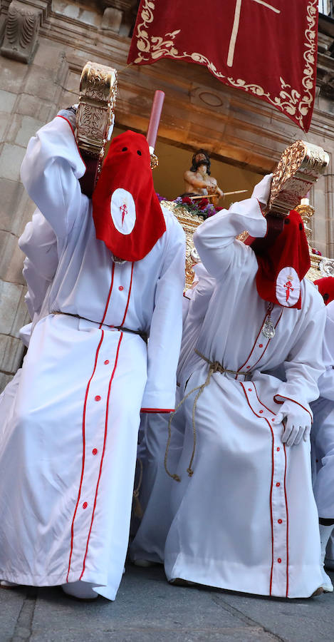 Fotos: Imágenes del Lunes Santo en Mérida: Jesús de Medinaceli, Santísimo Cristo de las Injurias y Nuestra Señora del Rosario