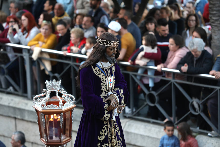 Fotos: Imágenes del Lunes Santo en Mérida: Jesús de Medinaceli, Santísimo Cristo de las Injurias y Nuestra Señora del Rosario