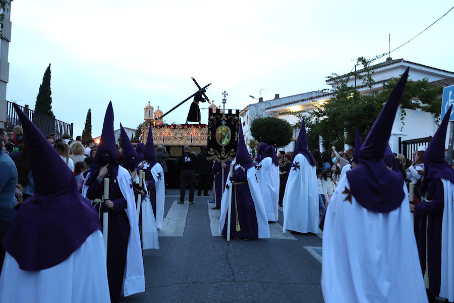 El Calvario procesionó por la calle que le da nombre dejando estampas dignas de fotografiar.