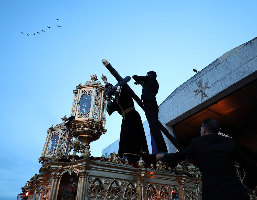 El Calvario procesionó por la calle que le da nombre dejando estampas dignas de fotografiar.