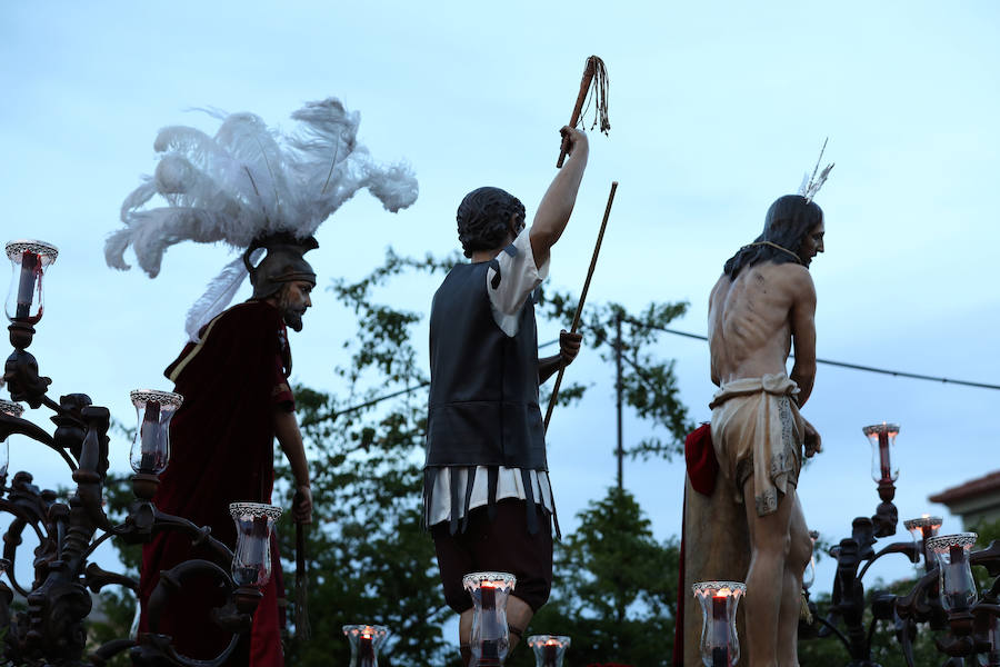 El Calvario procesionó por la calle que le da nombre dejando estampas dignas de fotografiar.