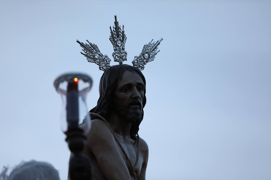 El Calvario procesionó por la calle que le da nombre dejando estampas dignas de fotografiar.