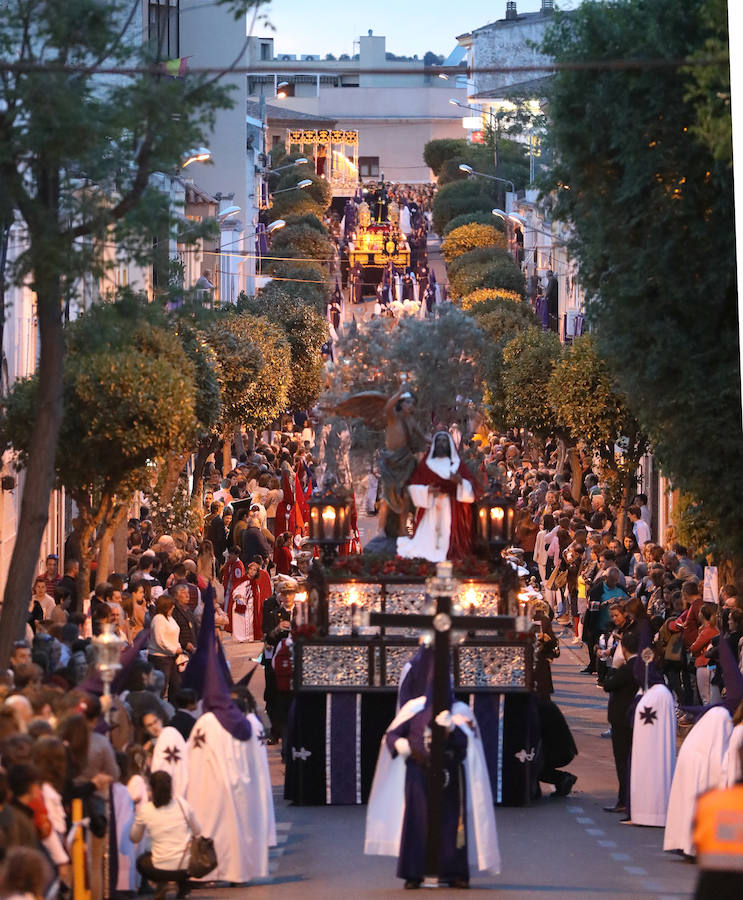 El Calvario procesionó por la calle que le da nombre dejando estampas dignas de fotografiar.