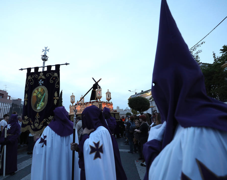 El Calvario procesionó por la calle que le da nombre dejando estampas dignas de fotografiar.