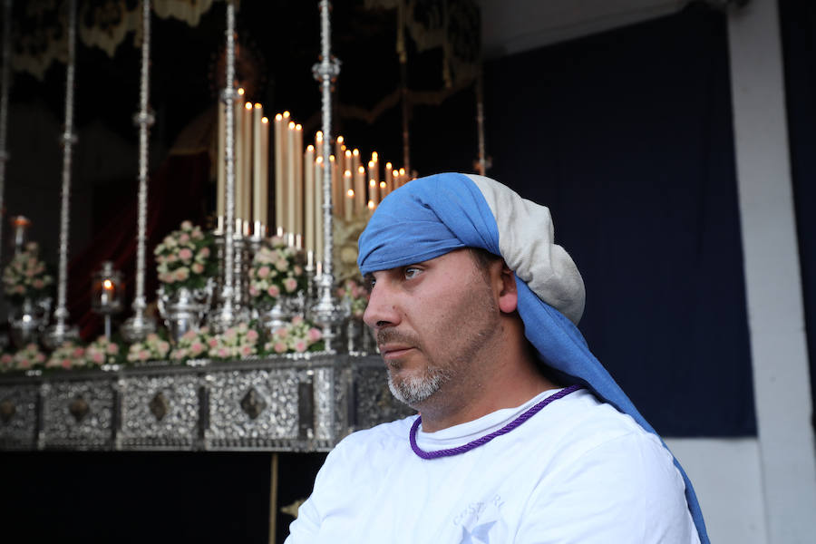 El Calvario procesionó por la calle que le da nombre dejando estampas dignas de fotografiar.