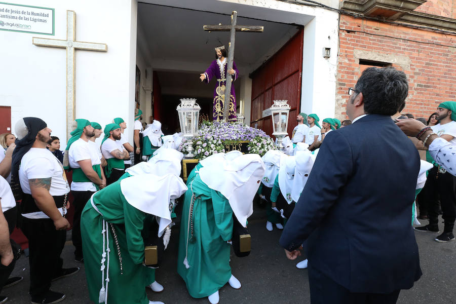 La Hermandad de Jesús de la Humildad y las Lágrimas hizo su travesía por toda la ciudad. Sin prisa pero sin pausa, despacio y humilde como la mirada de su Cristo