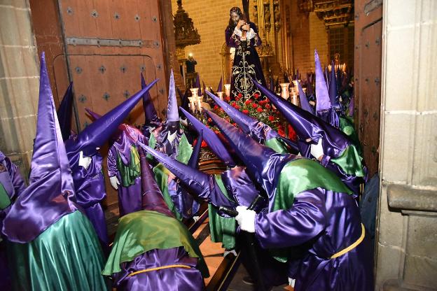 Los cofrades del Silencio sacan al Nazareno, el paso titular, de la Catedral. :: david palma