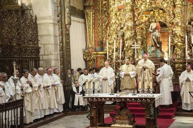 Monseñor Montero, sentado, estuvo acompañado por un cardenal y siete obispos. :: Pakopí