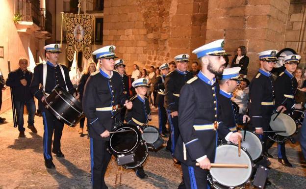 Imagen principal - Arriba, la música corrió a cargo de la agrupación de la OJE; abajo a la izquierda, el paso de la Flagelación, primero en la procesión de Martes Santo, y a la derecha, el Cristo de la Columna, paso titular de la cofradía. 