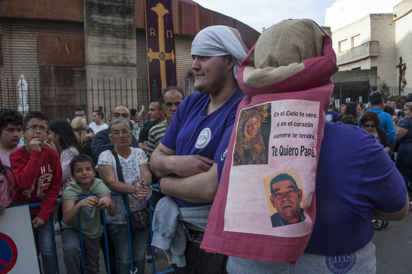 Fotos: Miles de pacenses se echan a la calle para seguir los pasos de la Espina