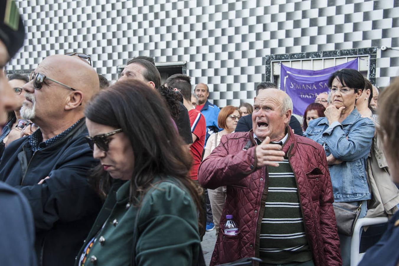 Fotos: Miles de pacenses se echan a la calle para seguir los pasos de la Espina