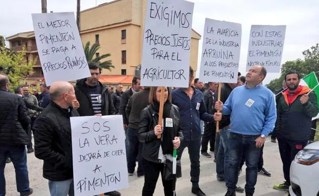 Carteles de protesta durante la concentración de agricultores en Jaraíz de la Vera