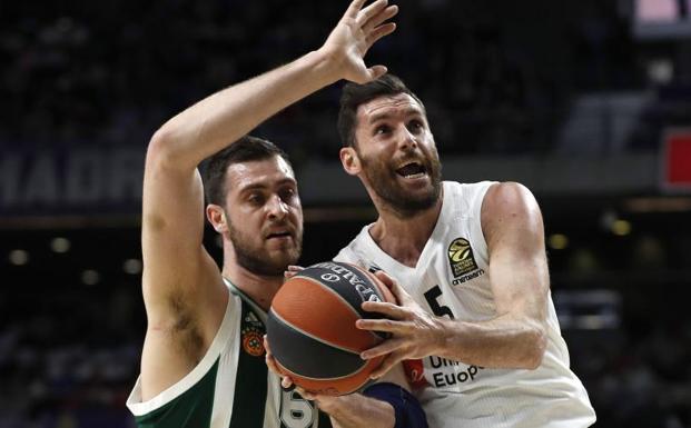 Rudy Fernández, en una acción ante Papagiannis. 