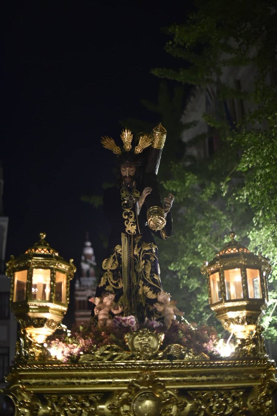 El Cristo de la Espina y la Virgen de la Amargura recorrieron las calles del centro de Badajoz entre el fervor del Martes Santo.