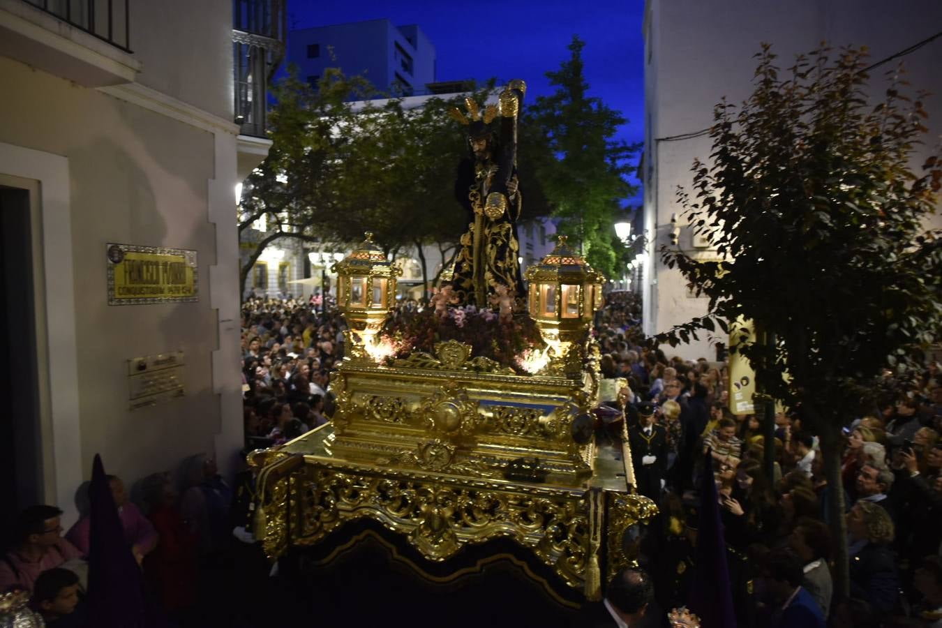 El Cristo de la Espina y la Virgen de la Amargura recorrieron las calles del centro de Badajoz entre el fervor del Martes Santo.
