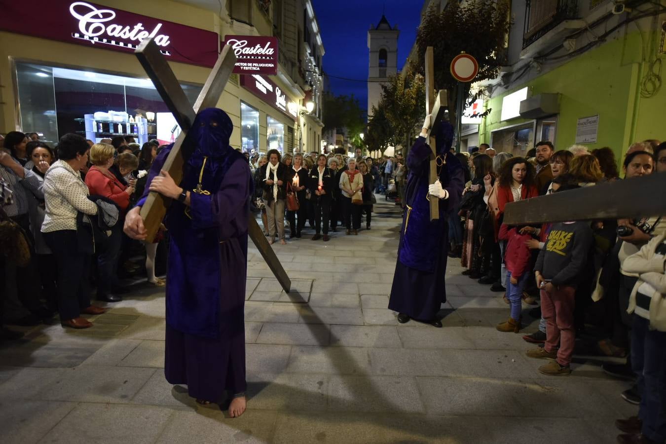 El Cristo de la Espina y la Virgen de la Amargura recorrieron las calles del centro de Badajoz entre el fervor del Martes Santo.
