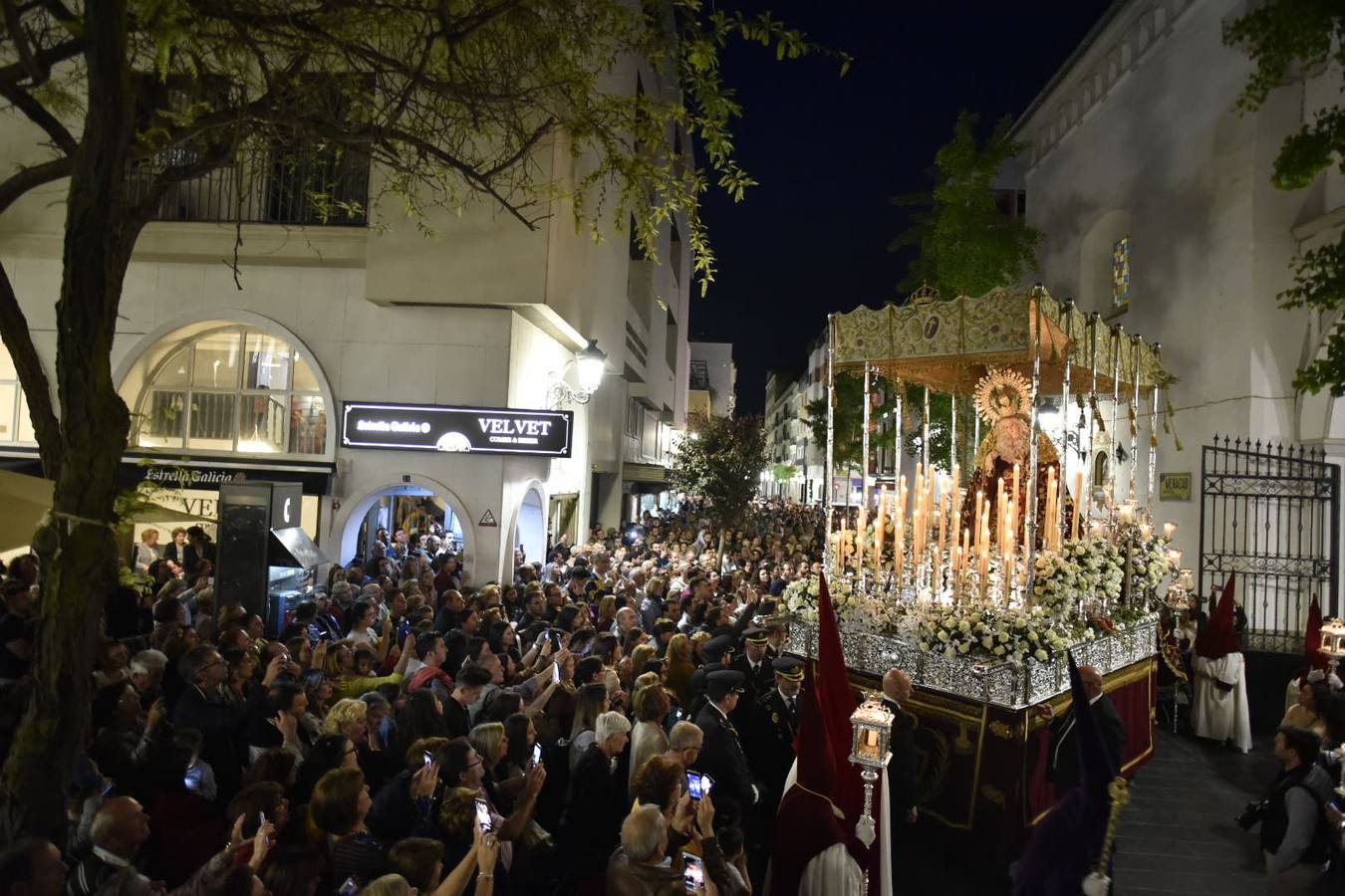 El Cristo de la Espina y la Virgen de la Amargura recorrieron las calles del centro de Badajoz entre el fervor del Martes Santo.