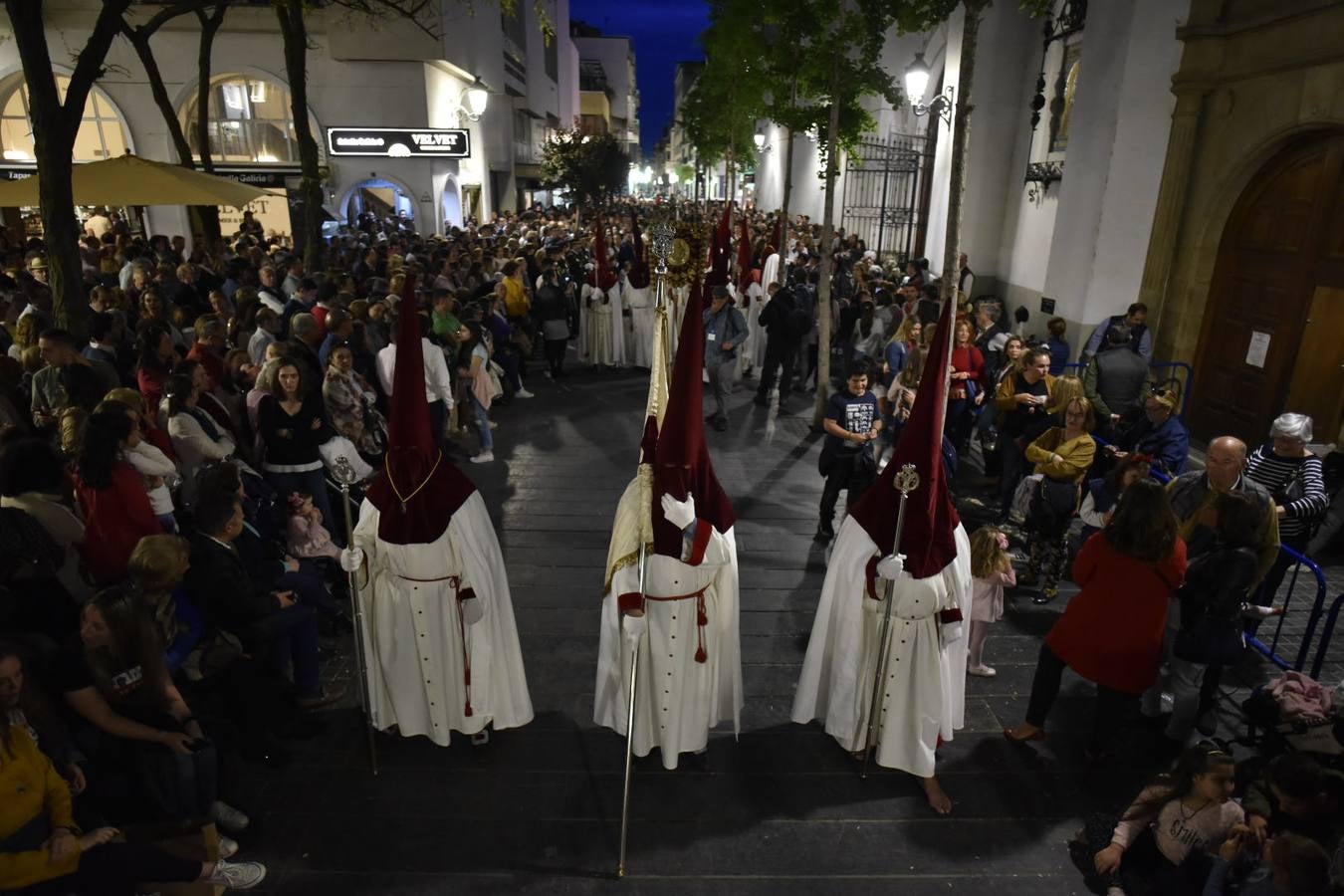 El Cristo de la Espina y la Virgen de la Amargura recorrieron las calles del centro de Badajoz entre el fervor del Martes Santo.