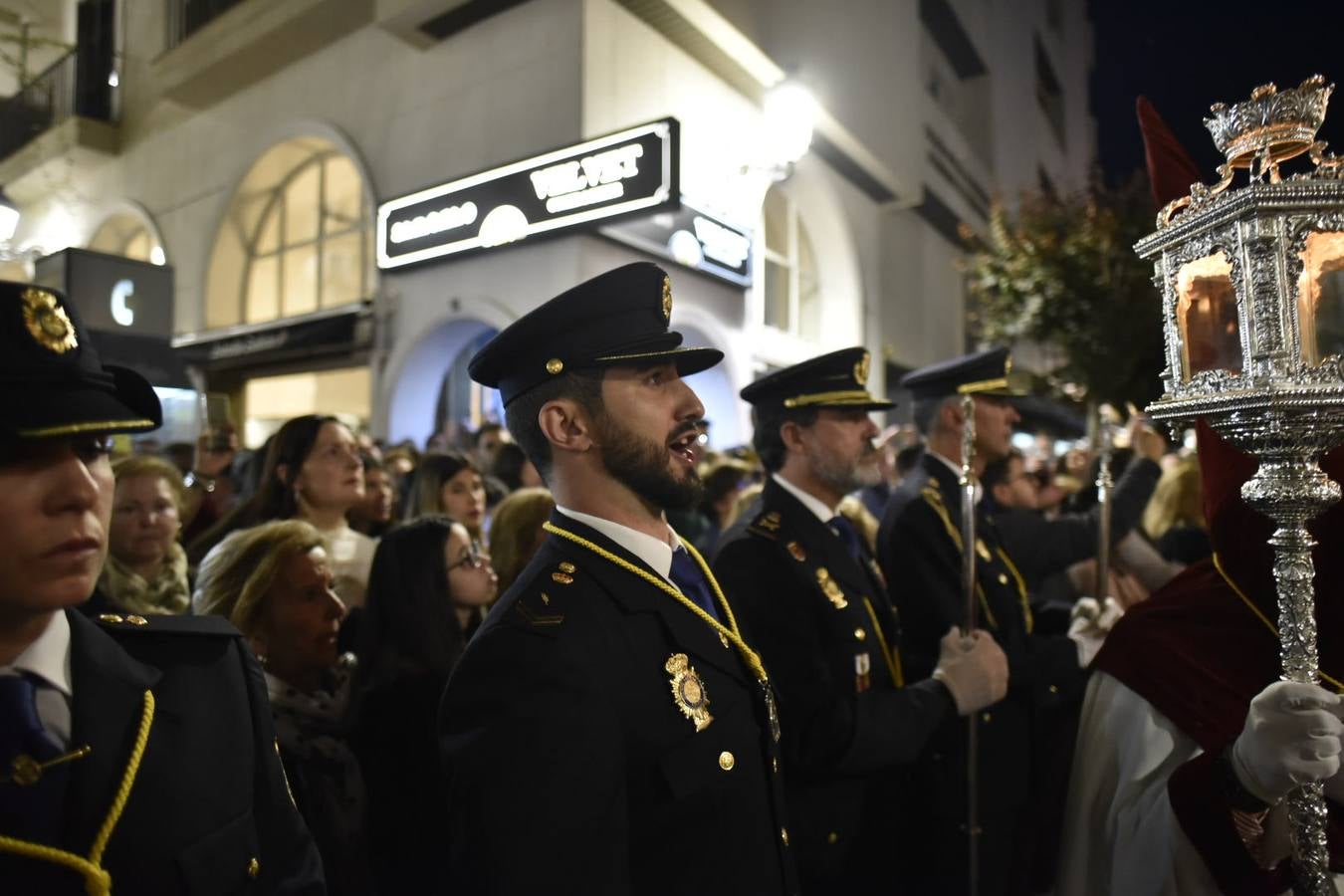 El Cristo de la Espina y la Virgen de la Amargura recorrieron las calles del centro de Badajoz entre el fervor del Martes Santo.