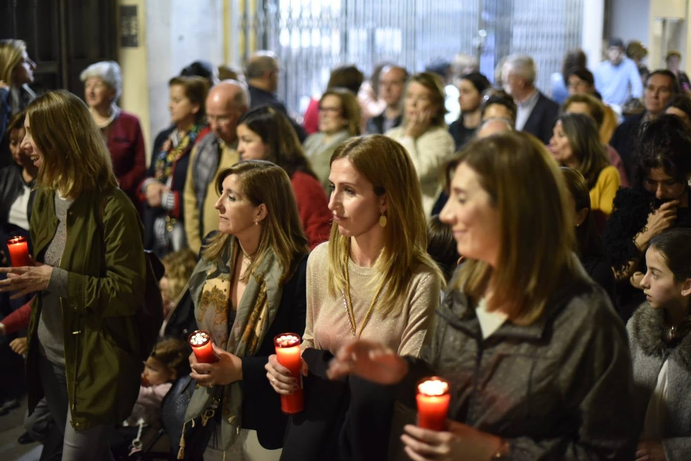 El Cristo de la Espina y la Virgen de la Amargura recorrieron las calles del centro de Badajoz entre el fervor del Martes Santo.