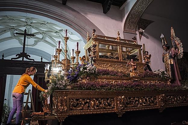 En San Agustín, ayer, dándole los últimos retoques al exorno floral del Yacente. :: pakopí