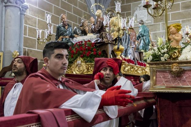 Hermanos de carga de la Sagrada Cena. 