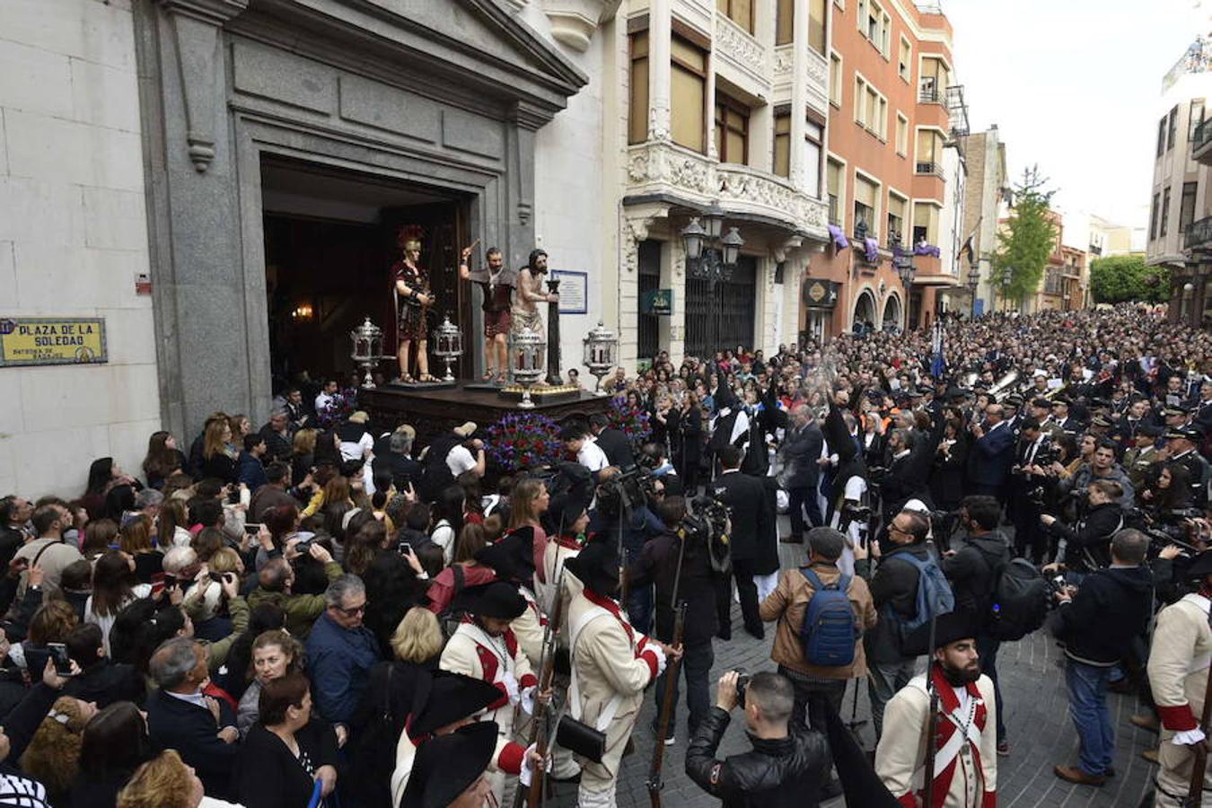Fotos: La procesión del Ecce-Homo y la Soledad en Badajoz se vio alterada por la lluvia