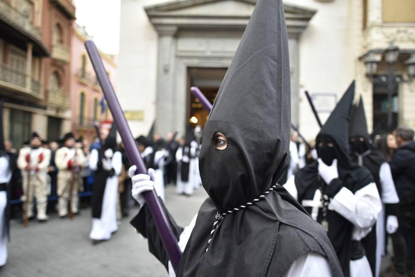Fotos: La procesión del Ecce-Homo y la Soledad en Badajoz se vio alterada por la lluvia