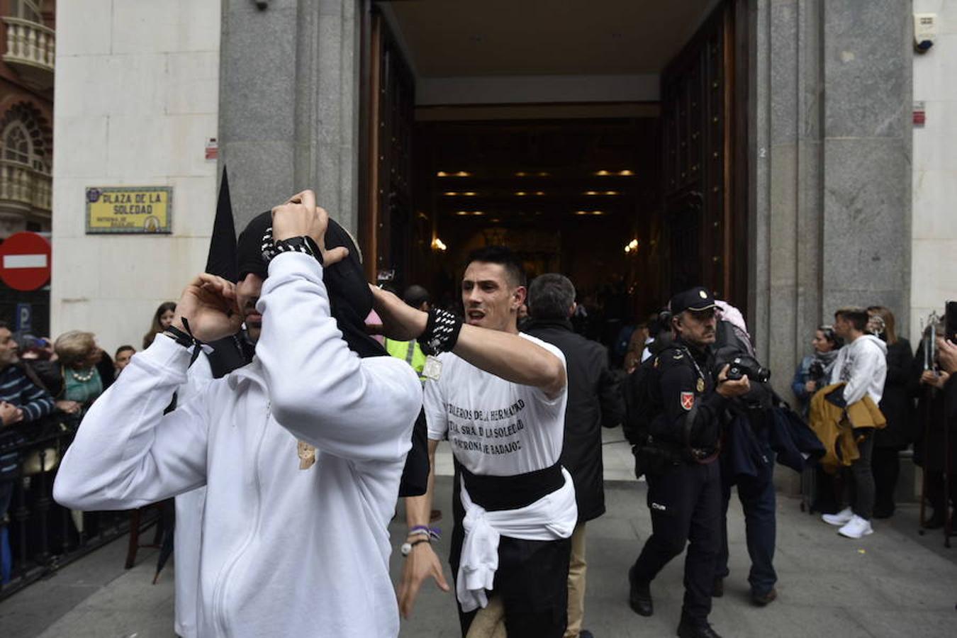Fotos: La procesión del Ecce-Homo y la Soledad en Badajoz se vio alterada por la lluvia