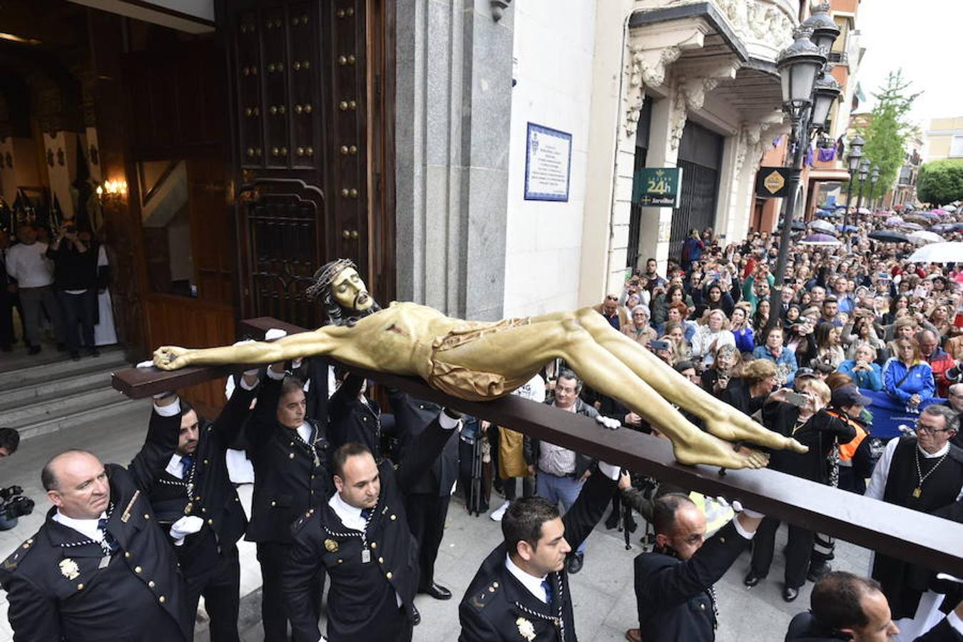 Fotos: La procesión del Ecce-Homo y la Soledad en Badajoz se vio alterada por la lluvia
