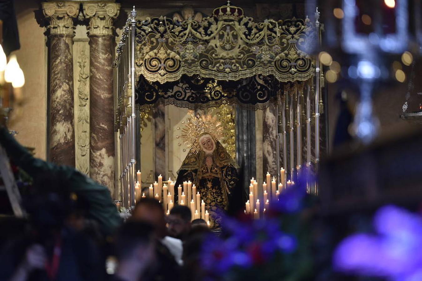 Fotos: La procesión del Ecce-Homo y la Soledad en Badajoz se vio alterada por la lluvia