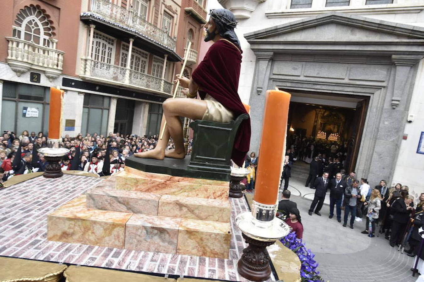 Fotos: La procesión del Ecce-Homo y la Soledad en Badajoz se vio alterada por la lluvia