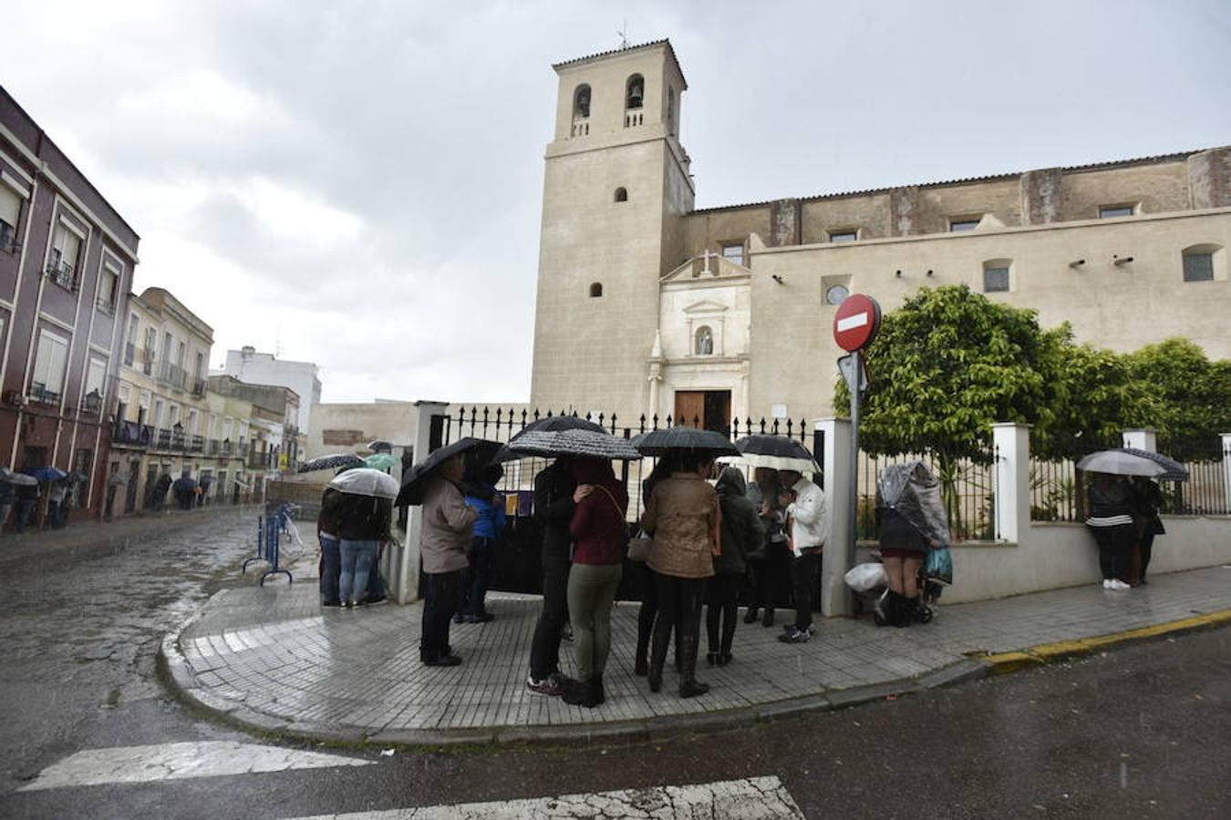 Fotos: Viernes Santo en Badajoz: La lluvia impide la salida del Santo Entierro