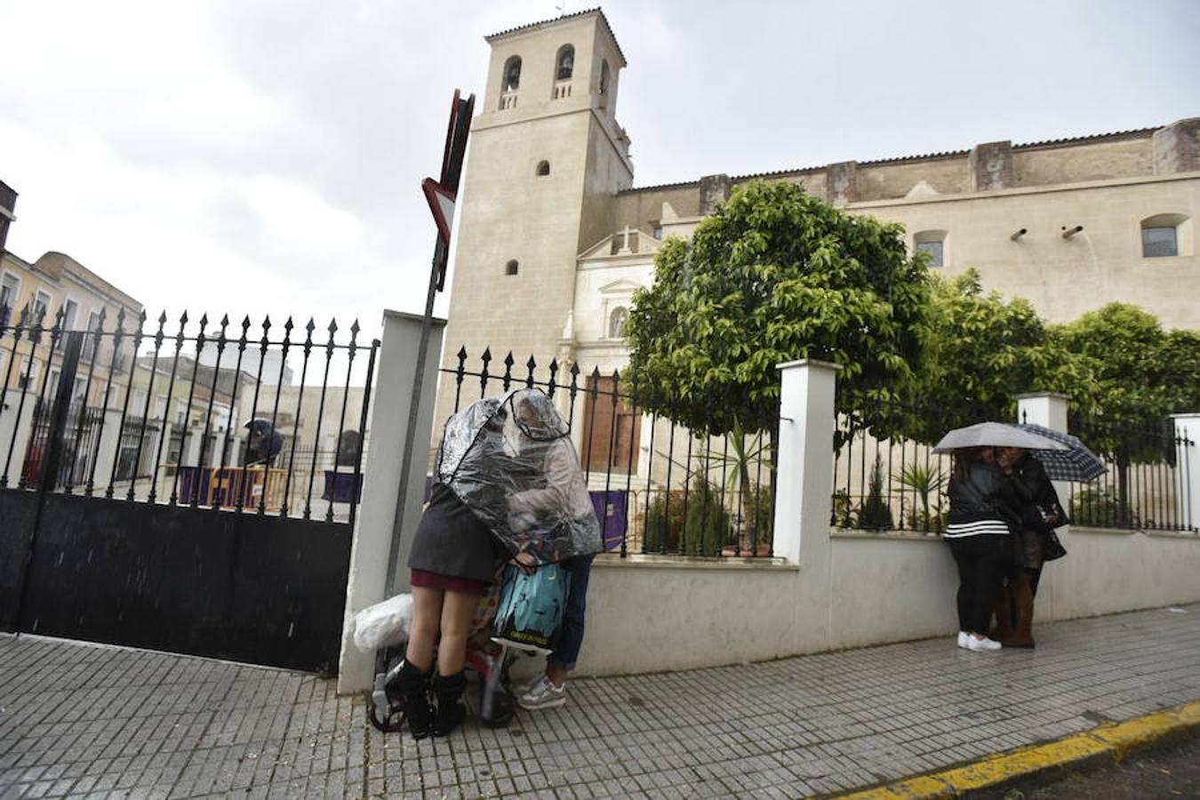 Fotos: Viernes Santo en Badajoz: La lluvia impide la salida del Santo Entierro