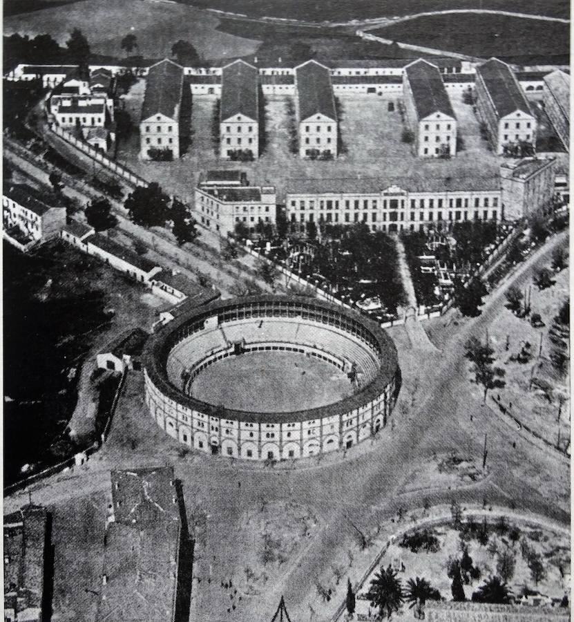 En el año 1924 se levantó el Cuartel Infanta Isabel junto a la Plaza de Toros. Ahora solo queda la fachada principal, los pabellones de militares son viviendas.