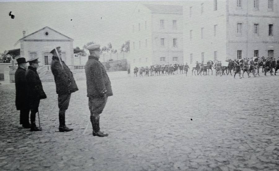 Año 1930. Desfile militar en el patio del Cuartel Infanta Isabel. 